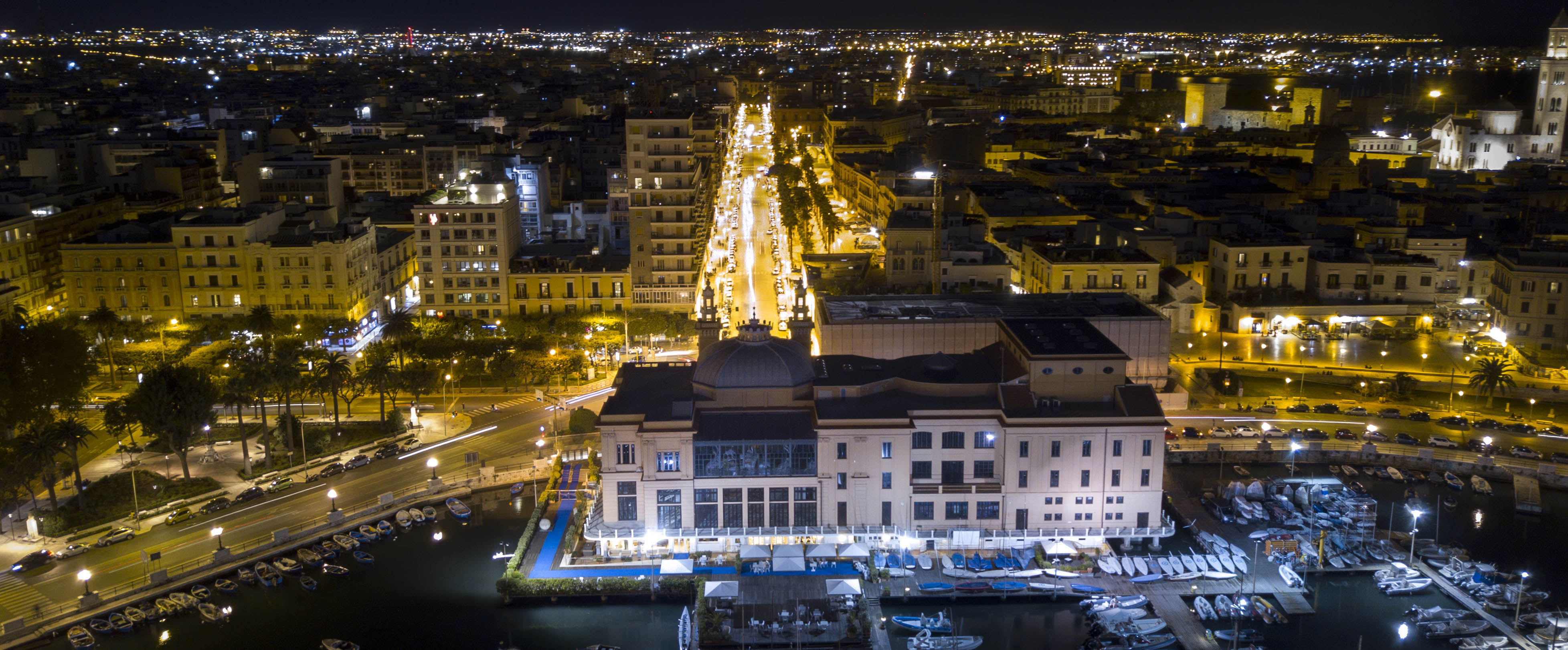 Foto dall'alto notturna di corso vittorio emanuele a Bari